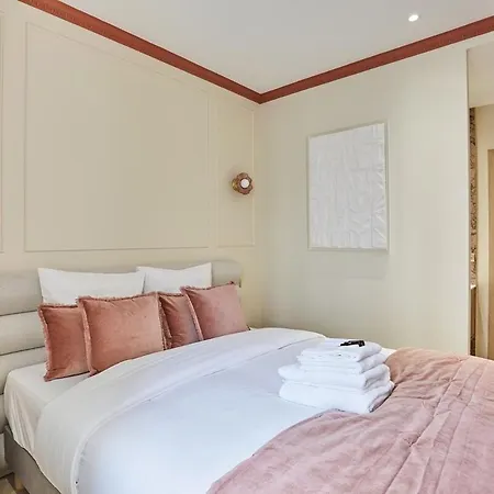 Apartment 3 Bedrooms Center Of By Prestige *